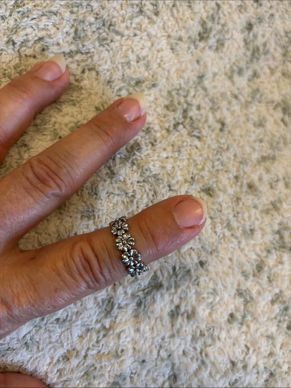 Dainty Silver Toned Daisies Floral Stackable Ring Size 7 NWT